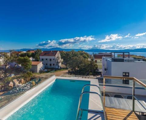 Luxusní mezonetový byt s nádhernou střešní terasou a střešním bazénem na poloostrově Krk 