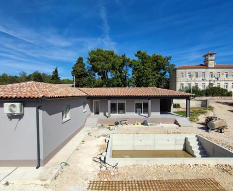 Neue Villa mit Swimmingpool in Divšići, Marčana 