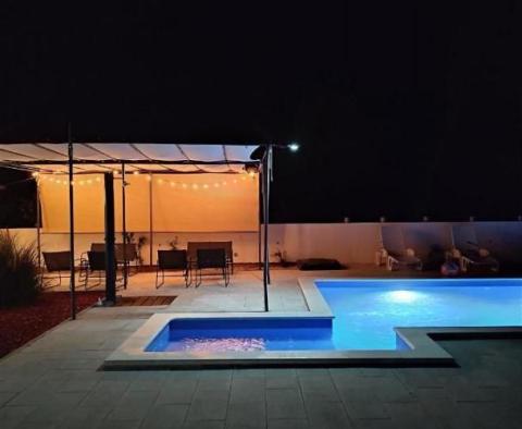 Renoviertes Apart-Haus mit Swimmingpool in MARČANA, nur 2 km von den Stränden entfernt! - foto 13