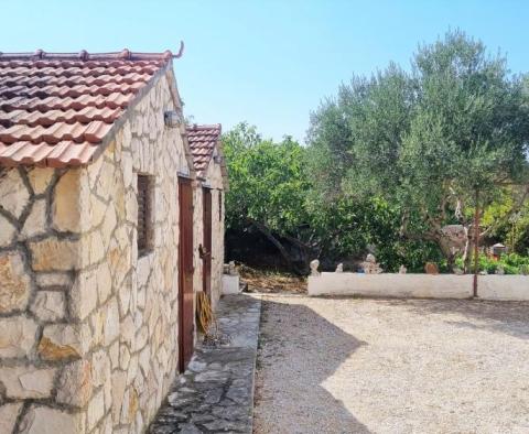 Maison de qualité à seulement 120 mètres de la mer, avec un grand jardin et un parking dans la partie nord-ouest de Hvar - pic 5