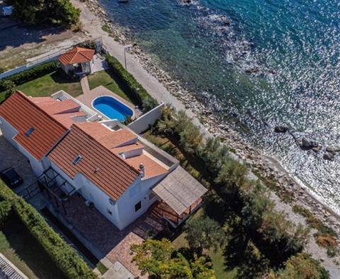 Vzácná vila na nábřeží v Kaštel Stafilic, s bazénem a skvělým výhledem na moře - pic 20