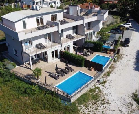 Doppelhaushälfte mit Pool, Garten und Meerblick oberhalb von Opatija in Pobri 