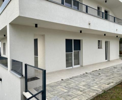 Modern exclusive new building in Kostrena just 300 meters from the sea - ground floor apartment with garden 400m2, apartment 42m2 and garage 100m2 - pic 4