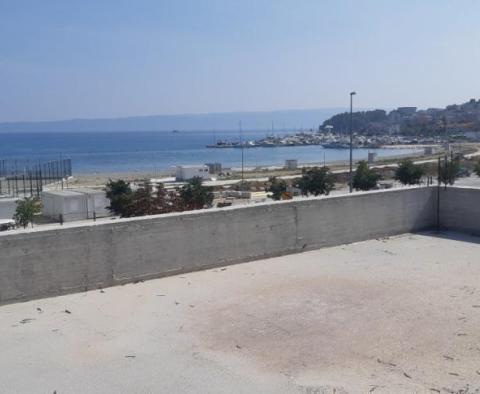 Nekompletní hotel na prodej pouhých 50 metrů od moře v oblasti Splitu - pic 12
