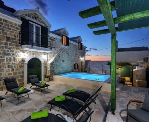 Complex of two renovated villas with swimming pool in Baska Voda 