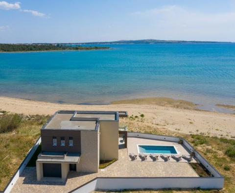 Neu gebaute, moderne 5-Sterne-Villa direkt am Sandstrand in der Gegend von Zadar 