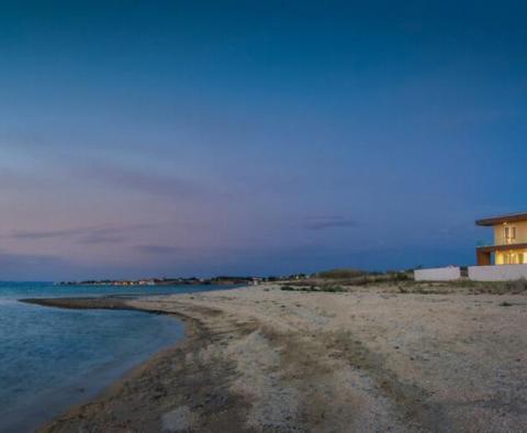 Új építésű modern 5***** csillagos villa közvetlenül a homokos tengerparton Zadar környékén - pic 7
