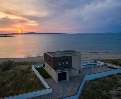 Új építésű modern 5***** csillagos villa közvetlenül a homokos tengerparton Zadar környékén - pic 5