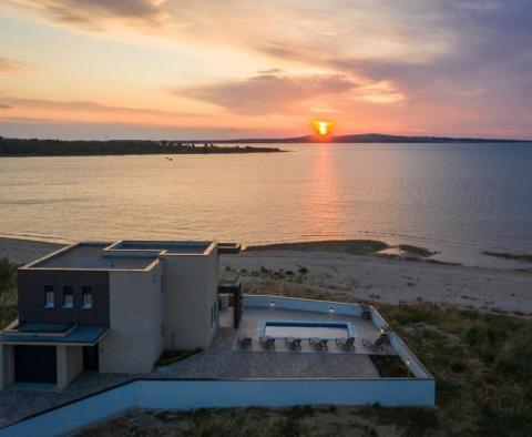 Új építésű modern 5***** csillagos villa közvetlenül a homokos tengerparton Zadar környékén - pic 6