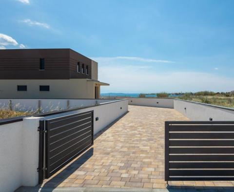 Neu gebaute, moderne 5-Sterne-Villa direkt am Sandstrand in der Gegend von Zadar - foto 11