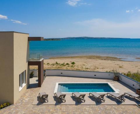 Neu gebaute, moderne 5-Sterne-Villa direkt am Sandstrand in der Gegend von Zadar - foto 2