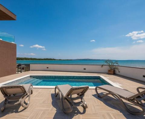 Neu gebaute, moderne 5-Sterne-Villa direkt am Sandstrand in der Gegend von Zadar - foto 4