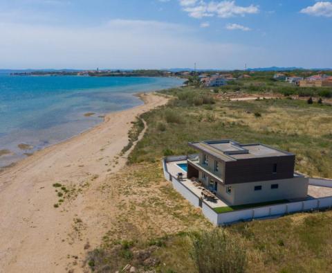 Új építésű modern 5***** csillagos villa közvetlenül a homokos tengerparton Zadar környékén - pic 3