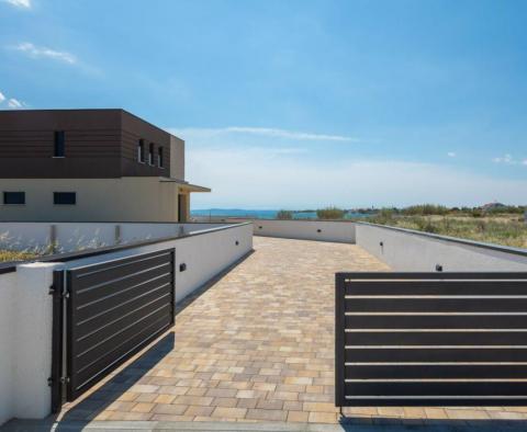 Új építésű modern 5***** csillagos villa közvetlenül a homokos tengerparton Zadar környékén - pic 49