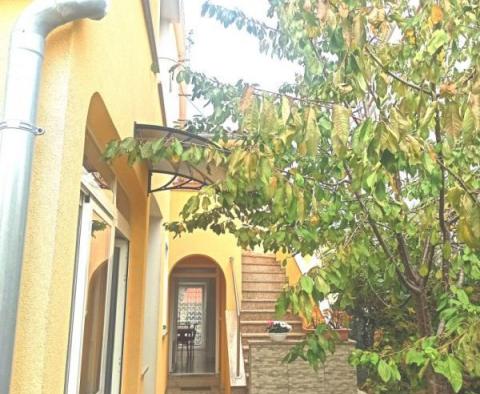 House with 3 apartments for sale in Valbandon, Fažana, just 1 km from the sea 