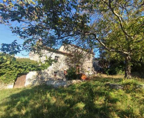 Stone house in Labin area with land plot of 3956 sq.m. 
