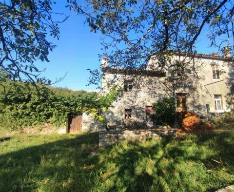 Stone house in Labin area with land plot of 3956 sq.m. - pic 2