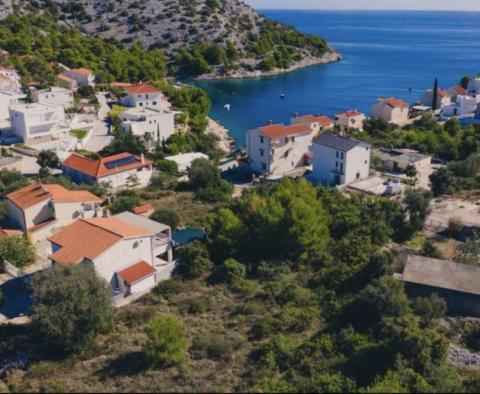 Schöne neue Villa mit Swimmingpool, nur 50 Meter vom Meer entfernt, in der Bucht von Stivasnica, Region Rogoznica - foto 3