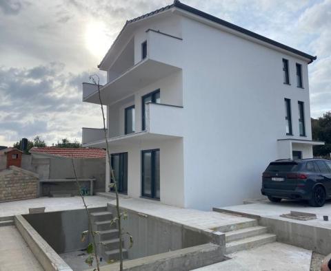Schöne neue Villa mit Swimmingpool, nur 50 Meter vom Meer entfernt, in der Bucht von Stivasnica, Region Rogoznica 