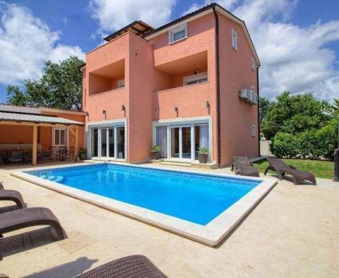 Villa with pool 300 m from the beach in Medulin 