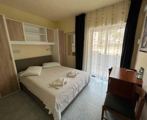 Pension zum Verkauf an der Riviera von Omis mit 21 Zimmern/Appartements - foto 16