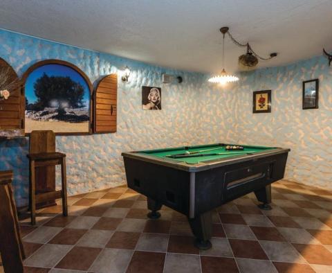 Экстравагантная вилла на продажу в Водице с бассейном, гаражом, фитнесом, игровой комнатой - фото 16