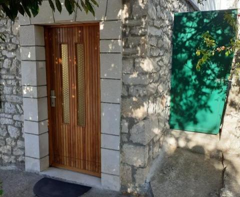 Продается прекрасный дом на острове Дрвеник всего в 200 метрах от моря - фото 3