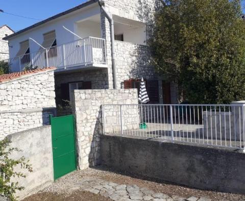 Belle maison à vendre sur l'île de Drvenik à seulement 200 mètres de la mer - pic 2