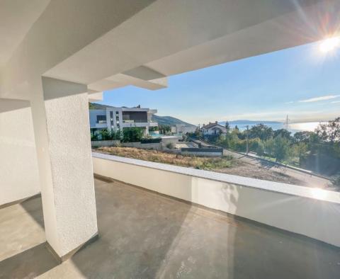 Tágas apartman terasszal a tenger közelében, egy új épületben, panorámás kilátással a tengerre Iciciben - pic 2