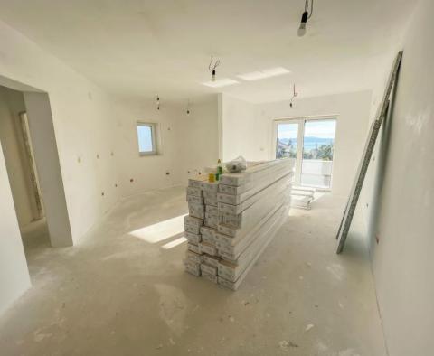 Tágas apartman terasszal a tenger közelében, egy új épületben, panorámás kilátással a tengerre Iciciben - pic 10