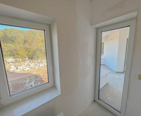Tágas apartman terasszal a tenger közelében, egy új épületben, panorámás kilátással a tengerre Iciciben - pic 14