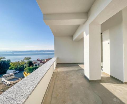 Tágas apartman terasszal a tenger közelében, egy új épületben, panorámás kilátással a tengerre Iciciben - pic 15