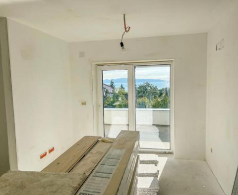 Tágas apartman terasszal a tenger közelében, egy új épületben, panorámás kilátással a tengerre Iciciben - pic 16