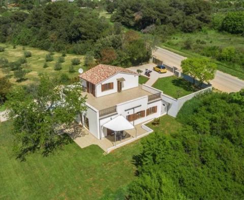Выдающееся предложение - дом на окраине Ровиня в зелени всего в 300 метрах от моря 