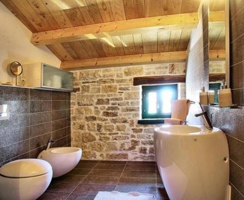 Authentique villa en pierre à Bale avec piscine - pic 22