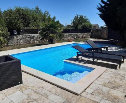 Authentique villa en pierre à Bale avec piscine - pic 4