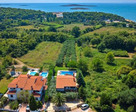 Grundstück in der ersten Baulinie in Premantura, auf 2500 qm. Land, 400 Meter vom Meer entfernt 