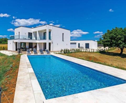 Působivá moderní vila v Marčana na více než 2 ha pozemku! 