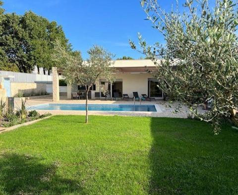 Semi-detached villa in Rovinj area with swimming pool, just 3,5 km from the sea 
