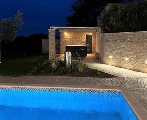 Villa jumelée dans la région de Rovinj avec piscine, à seulement 3,5 km de la mer - pic 28