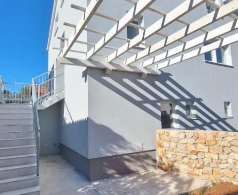 New two bedroom apartment with a cortyard and parking in Starigrad on Havr island - pic 5