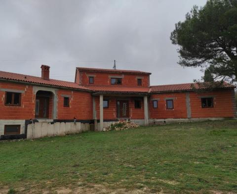 Villa im Bau in der Gegend von Rovinj, nur 5 km vom Meer entfernt 