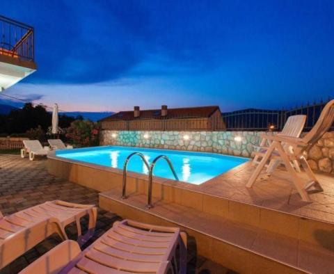 Villa mit zwei Wohnungen in Grizane, mit Swimmingpool - foto 27