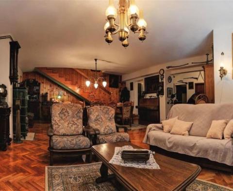 Velký dům 587 m2 na pozemku o rozloze 1 734 m2 s fantastickým výhledem na moře ve Splitu na našem okraji - pic 6