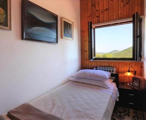 Velký dům 587 m2 na pozemku o rozloze 1 734 m2 s fantastickým výhledem na moře ve Splitu na našem okraji - pic 12