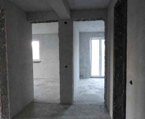 Geräumiges Einfamilienhaus 580 m2 mit Meerblick auf einem Grundstück von 3200 m2 in Pobri, Opatija - foto 52