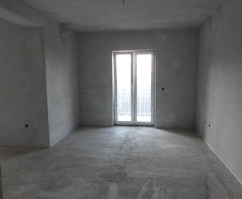 Geräumiges Einfamilienhaus 580 m2 mit Meerblick auf einem Grundstück von 3200 m2 in Pobri, Opatija - foto 53
