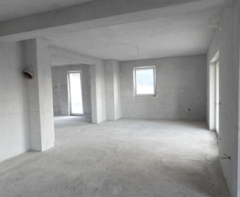 Geräumiges Einfamilienhaus 580 m2 mit Meerblick auf einem Grundstück von 3200 m2 in Pobri, Opatija - foto 54