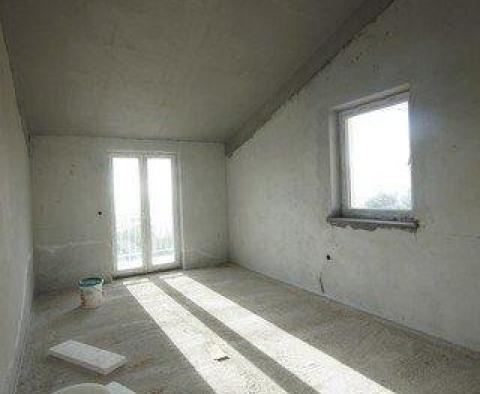Geräumiges Einfamilienhaus 580 m2 mit Meerblick auf einem Grundstück von 3200 m2 in Pobri, Opatija - foto 72
