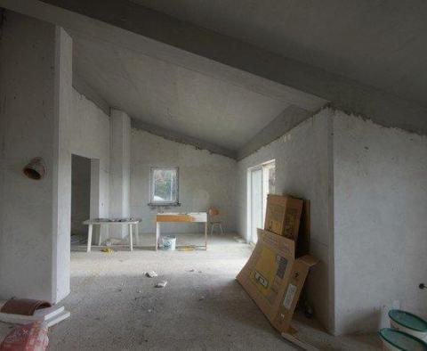 Geräumiges Einfamilienhaus 580 m2 mit Meerblick auf einem Grundstück von 3200 m2 in Pobri, Opatija - foto 75